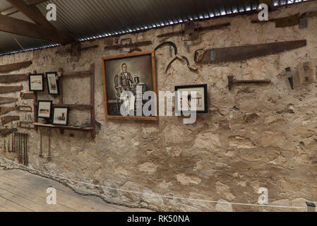 Interni dello storico Mt Dutton Bay Woolshed (1847) penisola di Eyre South Australia Foto Stock