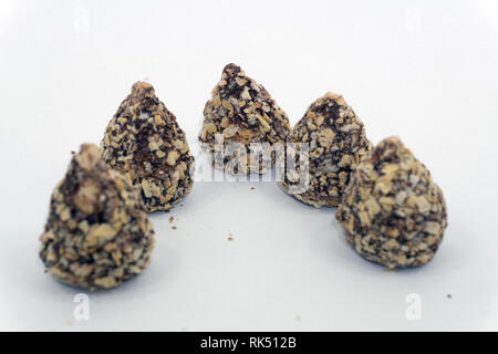 Modello di tartufi vista superiore piana dei laici vari dolci al cioccolato concetto minima al di sopra di decorazione su alimento bianco sfondo caramella di cioccolato tartufo. Foto Stock