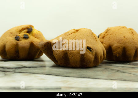 Vegano sano banana muffin ai mirtilli con frutti di bosco freschi overhead shot . Foto Stock