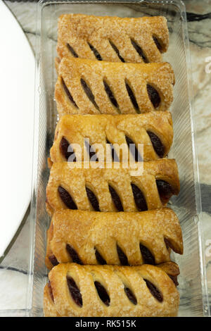 Torta di cottura in forno con termometro, superiore Foto Stock