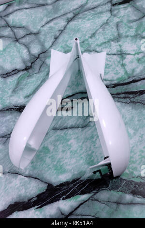 Pesca bianca razzo alimentatore alimentatore per la pesca sullo sfondo bianco di close-up . Foto Stock