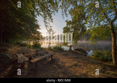 Sun alzare presto la mattina al lago in Svezia Foto Stock