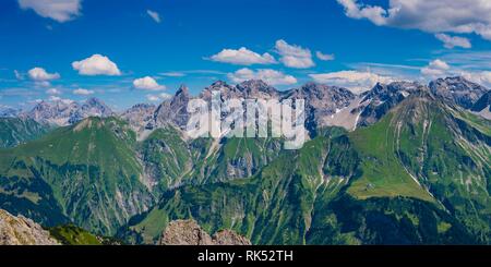 Panorama di montagna da Krumbacher Höhenweg di Allgäu cresta principale, Algovia, Algovia Alpi, Baviera, Germania, Europa Foto Stock