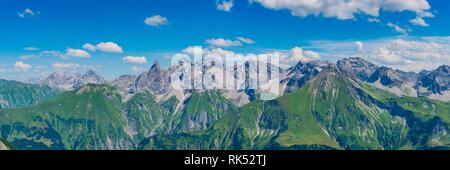 Panorama di montagna da Krumbacher Höhenweg di Allgäu cresta principale, Algovia, Algovia Alpi, Baviera, Germania, Europa Foto Stock