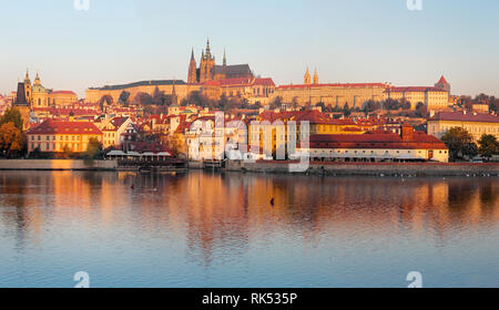 Praga - La Mala Strana, il castello e la Cattedrale dalla passeggiata sul fiume Vltava nella luce del mattino. Foto Stock