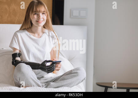 Piuttosto disabilitato ragazza vestita casualmente guardando la telecamera. copia spazio. aiuto, i concetti di tecnologia e non mollare mai Foto Stock