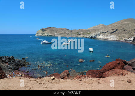 Red Beach, Santorini, Cicladi, Grecia. Bella estate paesaggio con una delle spiagge più famose del mondo. Foto Stock