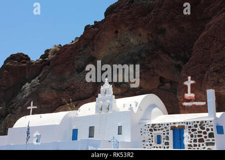 Piccola chiesa delle cicladi vicino a Red Beach - Santorini Island, Grecia Foto Stock