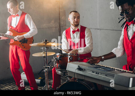 Awesome band la registrazione di un nuovo brano. celebrità, spettacolo con musica dal vivo, festival di musica Foto Stock