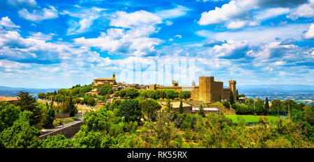 Toscana, Montalcino italiano villaggio medievale, fortezza e la vista della chiesa. Vino Brunello comune.Siena, Italia. Foto Stock