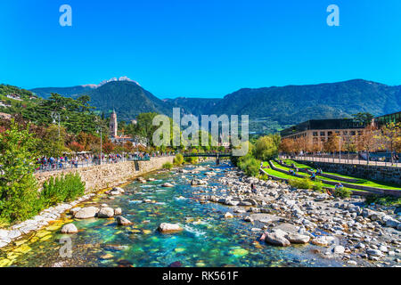 Merano, Alto Adige / Italia - 28 settembre 2018: fiume Passirio vista in Merano città termale e riverside orde di turisti. Sulla destra una vista del Ther Foto Stock