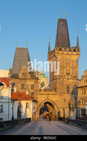 Praga - la gotica Torre ovest del ponte Carlo e la chiesa di San Nicola in mattinata. Foto Stock