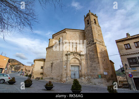 Cuenca, Spagna; Febbraio 2017: Veduta della chiesa di San Pedro in Plaza del Trabuco sorge dal centro storico di Cuenca Foto Stock