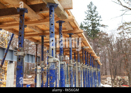 Rafforzare le fondamenta del secondo piano della casa con rack di metallo. Il telaio in legno per il cassero di formatura Foto Stock