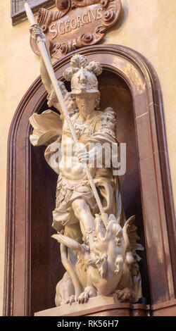 Praga, Repubblica Ceca - 12 ottobre 2018: La statua barocca di San Giorgio in San Francesco di Assisi chiesa da Konrád Max Sussner (1690). Foto Stock