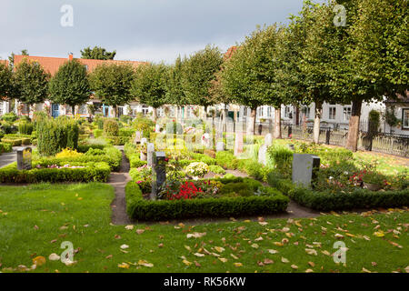 La pesca trimestre Holm, cimitero, Schleswig, Schleswig-Holstein, Germania, Europa Foto Stock