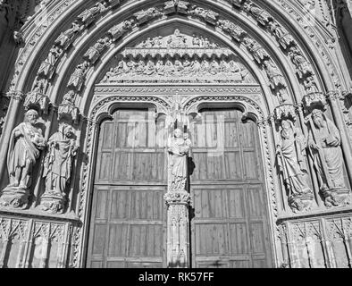 PALMA DE MALLORCA, Spagna - 30 gennaio 2019: il portale sud della cattedrale La Seu con la pietra a rilievo dell ultima cena da maestri Pere Morey e GUI Foto Stock
