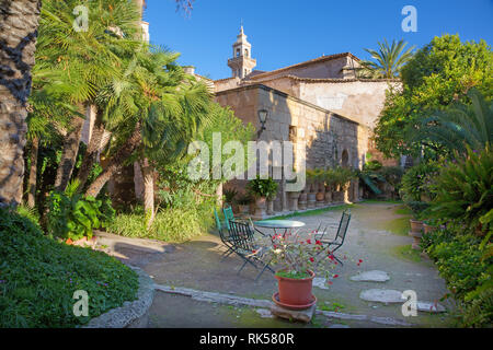 PALMA DE MALLORCA, Spagna - 27 gennaio 2019: La piccola medievale patio esterno di Banos Arabes della cattedrale. Foto Stock