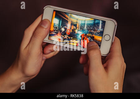 Primo piano dello schermo di iPhone con SHADOWGUN leggende Gioco Mobile riprodotti sullo smartphone Foto Stock