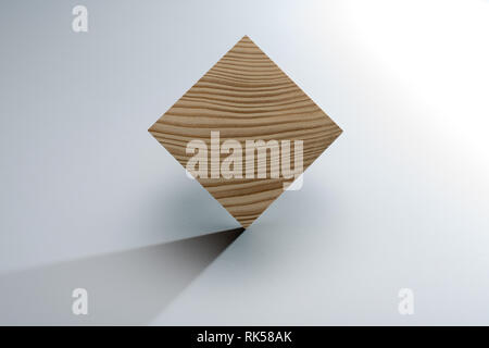 Geometrica astratta vero e proprio cubo di legno reale di pentecoste ombra su sfondo grigio e non è 3D render. Foto Stock