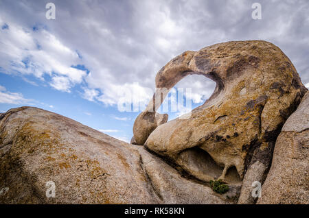 Moibus Arch, noto anche come il portale di Whitney Arch, in Alabama area collinare della California Foto Stock