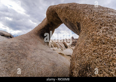 Moibus Arch, noto anche come il portale di Whitney Arch, in Alabama area collinare della California Foto Stock