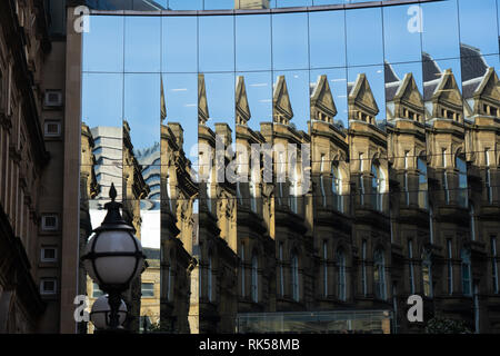 Vetrata riflessioni sul complesso di uffici della moglie, Leeds, West Yorkshire, UK. Foto Stock