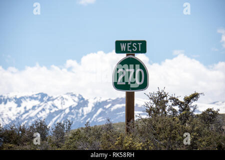 Segno per la California State Highway 270 West vicino Bodie Ghost Town in Eastern Sierra Nevada. Foto Stock