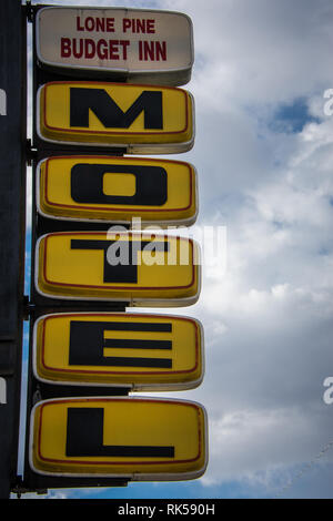 3 Luglio 2018 - Lone Pine, CALIFORNIA: Vintage motel segno per il Lone Pine Budget Inn Motel nel centro cittadino di Lone Pine, un posto popolare per gli escursionisti sulla PAC Foto Stock