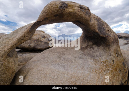 Moibus Arch, noto anche come il portale di Whitney Arch, in Alabama area collinare della California Foto Stock