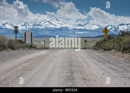 Il marciapiede termina e la strada sterrata inizia sulla California State Highway 270 vicino Bodie Ghost Town in Eastern Sierra Nevada. Foto Stock