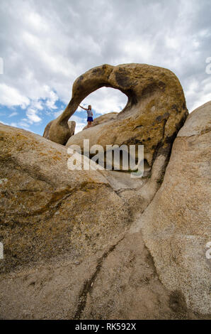 Moibus Arch, noto anche come il portale di Whitney Arch, in Alabama area collinare della California. La donna pone all'interno dell'arco naturale Foto Stock