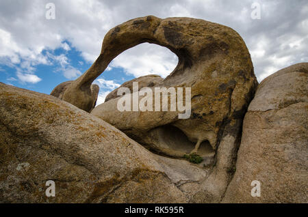 Moibus Arch, noto anche come il portale di Whitney Arch, in Alabama area collinare della California Foto Stock