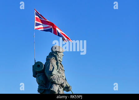 "Yomper' statua a Eastney, Portsmouth svelata da Margaret Thatcher Luglio 1992 per commemorare tutti i Royal Marines e coloro che hanno prestato servizio nelle Falkland Foto Stock