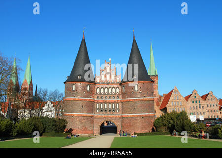 Porta Holstentor in Lübeck Foto Stock