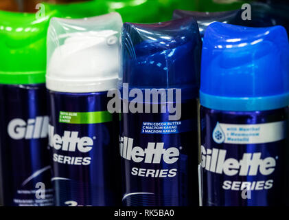 Gillette crema di rasatura in negozio. Gillette è un marchio di uomini e donne rasoi di sicurezza e altri prodotti per la cura personale compresi materiali di consumo per la rasatura Foto Stock