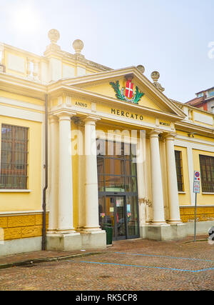 La facciata principale del Mercato Mercato coperto. Vista dalla Piazza della Liberta piazza. Asti, Piemonte, Italia. Foto Stock