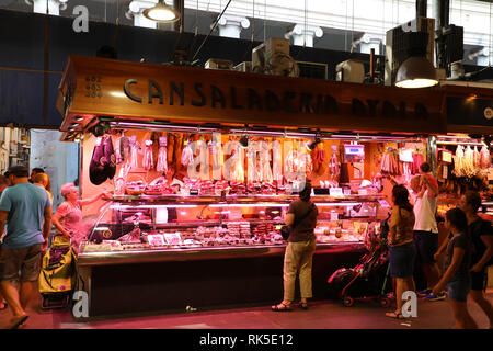 Barcellona, Spagna - 13 luglio 2018: la gente acquista nel mercato di Barcellona (Mercat de Sant Josep de la Boqueria), un grande mercato pubblico con ingresso nei pressi de la R Foto Stock