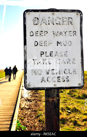 La gente che camminava sul molo su terreni fangosi estuario del fiume,Lytham,Lancashire, Regno Unito Foto Stock