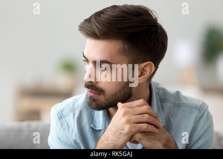 Considerato interessato uomo pensando di soluzione del problema ha perso in pensieri Foto Stock