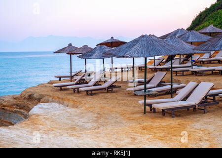 Famoso Canal d'Amour beach con la bellissima costa rocciosa in sorprendente blu mare Ionio presso sunrise a Sidari villaggio vacanze sull'isola di Corfu in Grecia Foto Stock