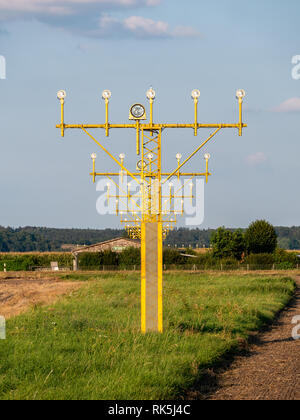 Immagine di diverse aeroporto giallo luci di segnale ina riga per aerei Foto Stock
