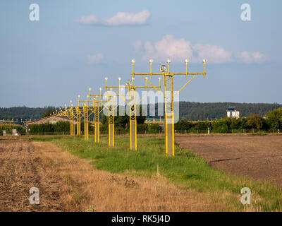 Immagine dell aeroporto di giallo luci di segnale per aerei Foto Stock