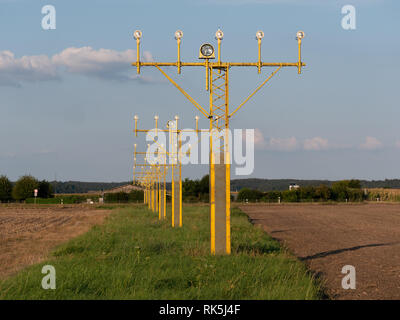 Immagine dell aeroporto di giallo luci di segnale per aerei Foto Stock