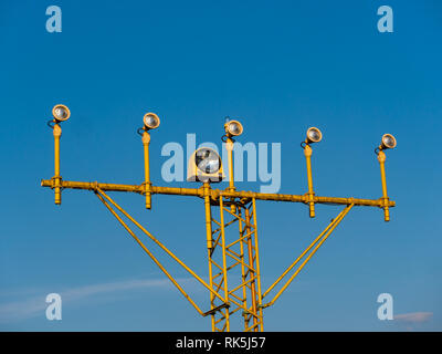 Close-up immagine dell aeroporto di luci di segnale per aeroplani con cielo blu Foto Stock