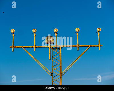 Close-up immagine dell aeroporto di luci di segnale per aeroplani con cielo blu Foto Stock