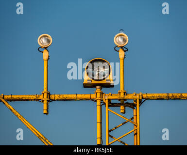 Close-up immagine dell aeroporto di luci di segnale per aeroplani con cielo blu Foto Stock