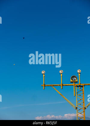 Close-up immagine dell aeroporto di luci di segnale per aeroplani con cielo blu Foto Stock