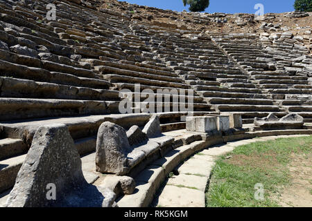 Proedria - trono-simili posti nelle prime file del Teatro ellenistico, antica Stratonicea, Eskihisar, Turchia. Costruito su un pendio naturale, l'attrezzoin Foto Stock
