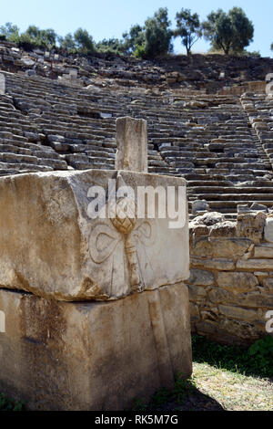 Un scolpito Thyrsus, parte della decorazione della scena del Teatro ellenistico, antica Stratonicea, Eskihisar, Turchia. Costruito su un pendio naturale, th Foto Stock